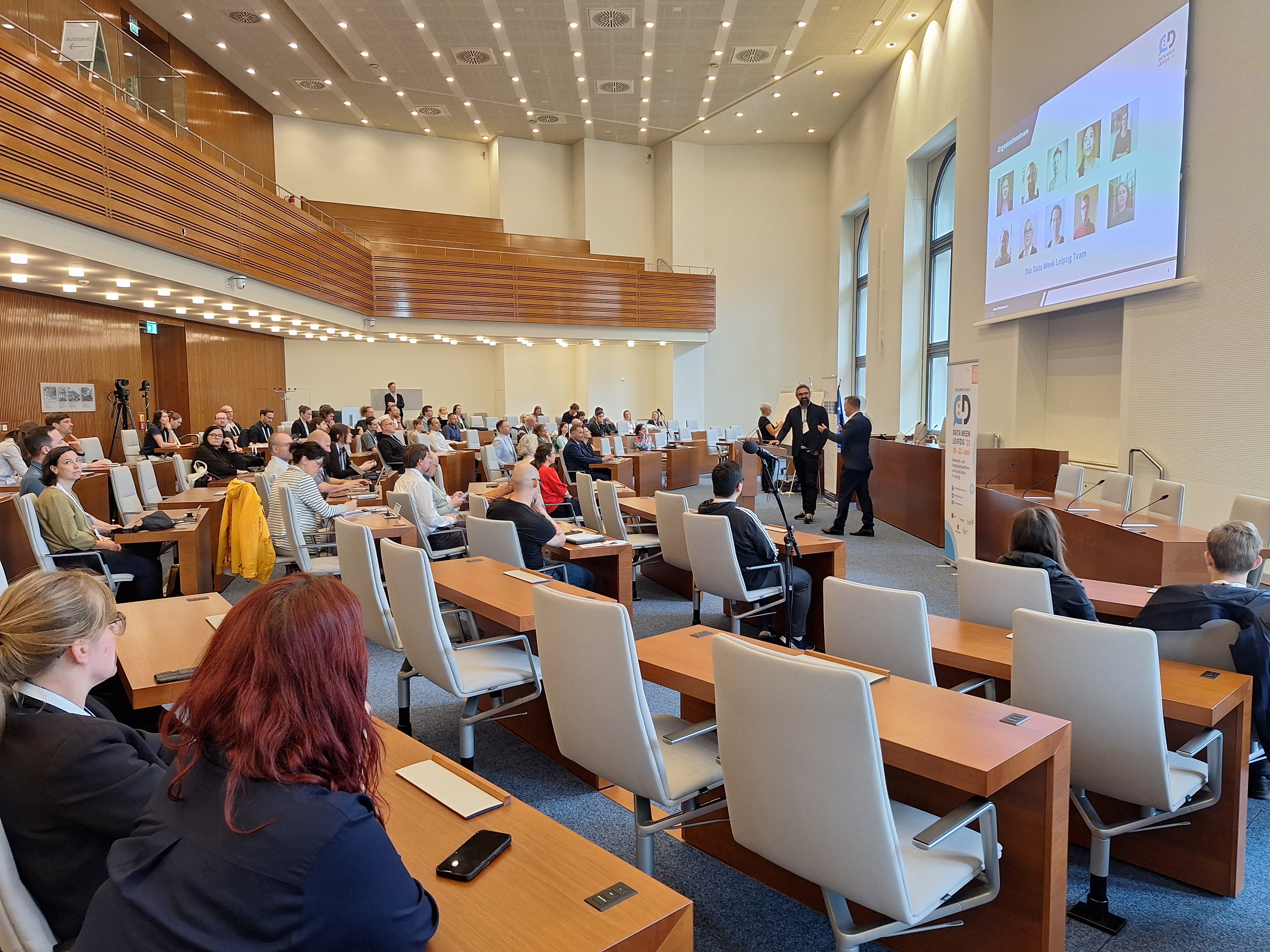 Image of the dataweek opening in front of the audience at Sitzungssaal